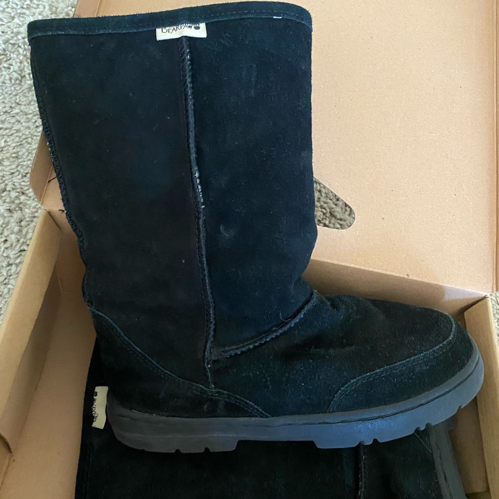 Bearclaw mid height boots and Sherpa lining. Comfortable fit. Cool days